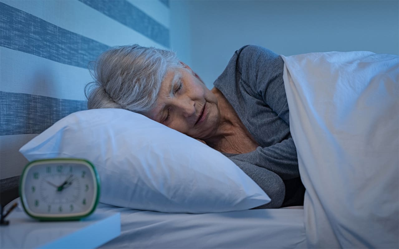 un senior qui sort tranquillement sur son nouveau matelas